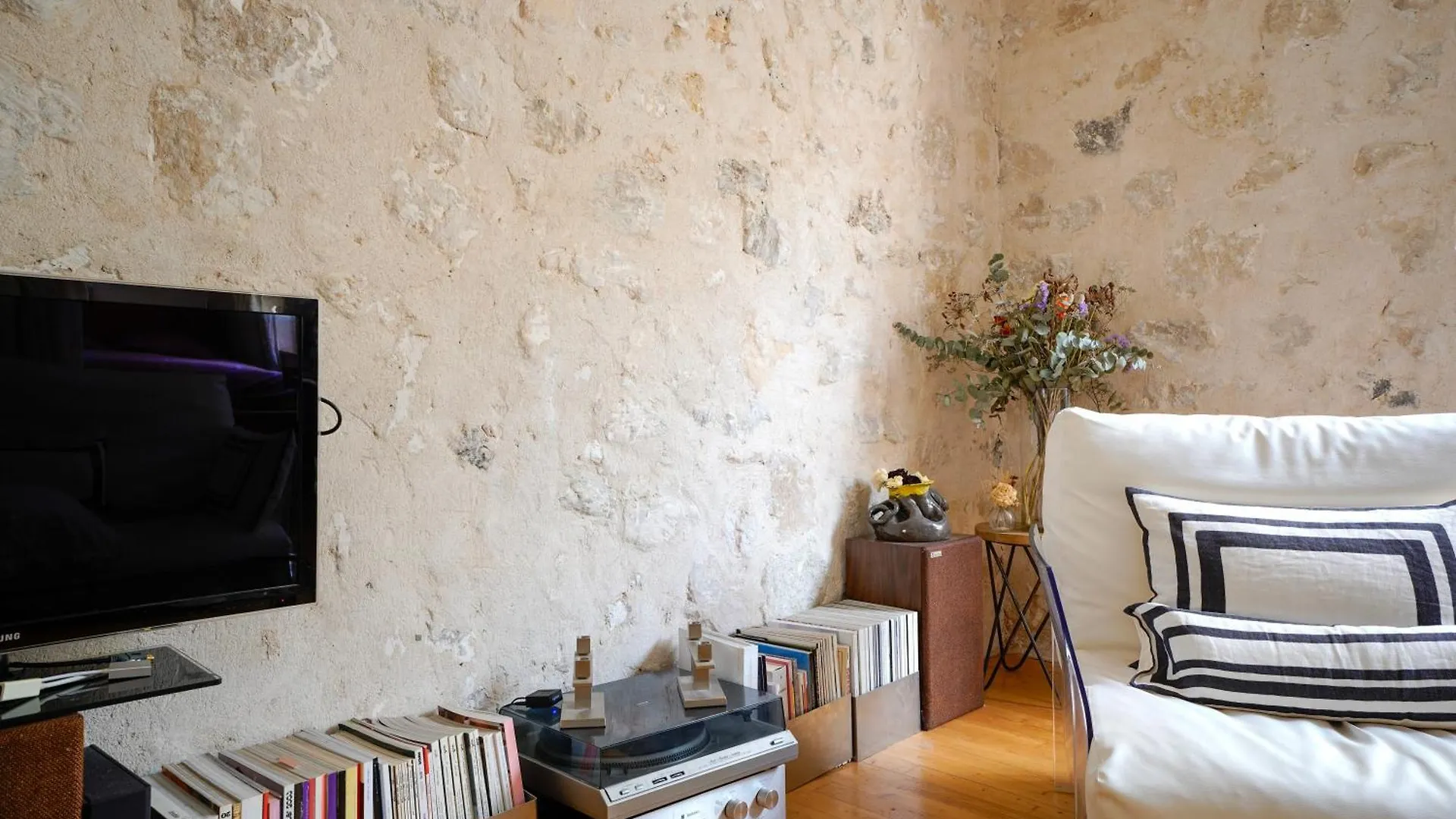 Chic Apartment With Private Terrace Paris